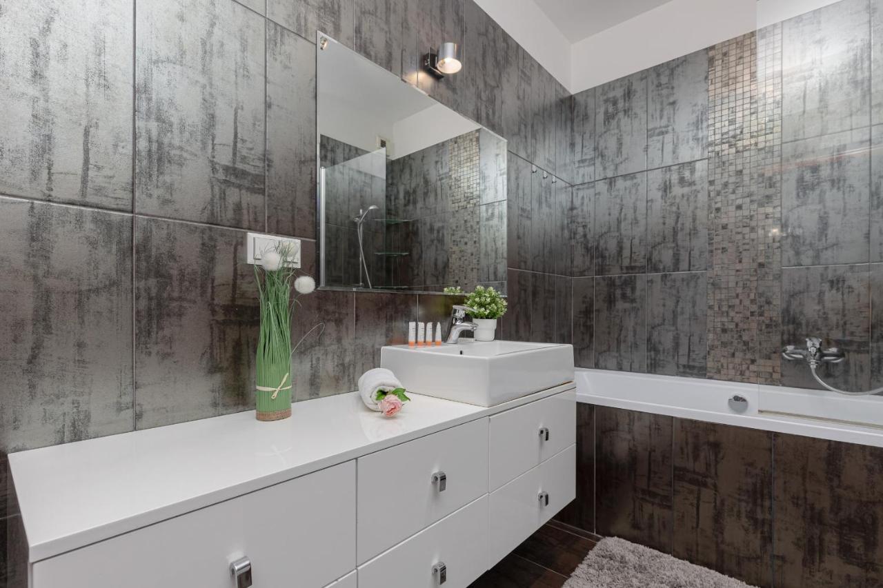 Warsaw Srodmiescie Apartment With Balcony By Noclegi Renters Exteriör bild